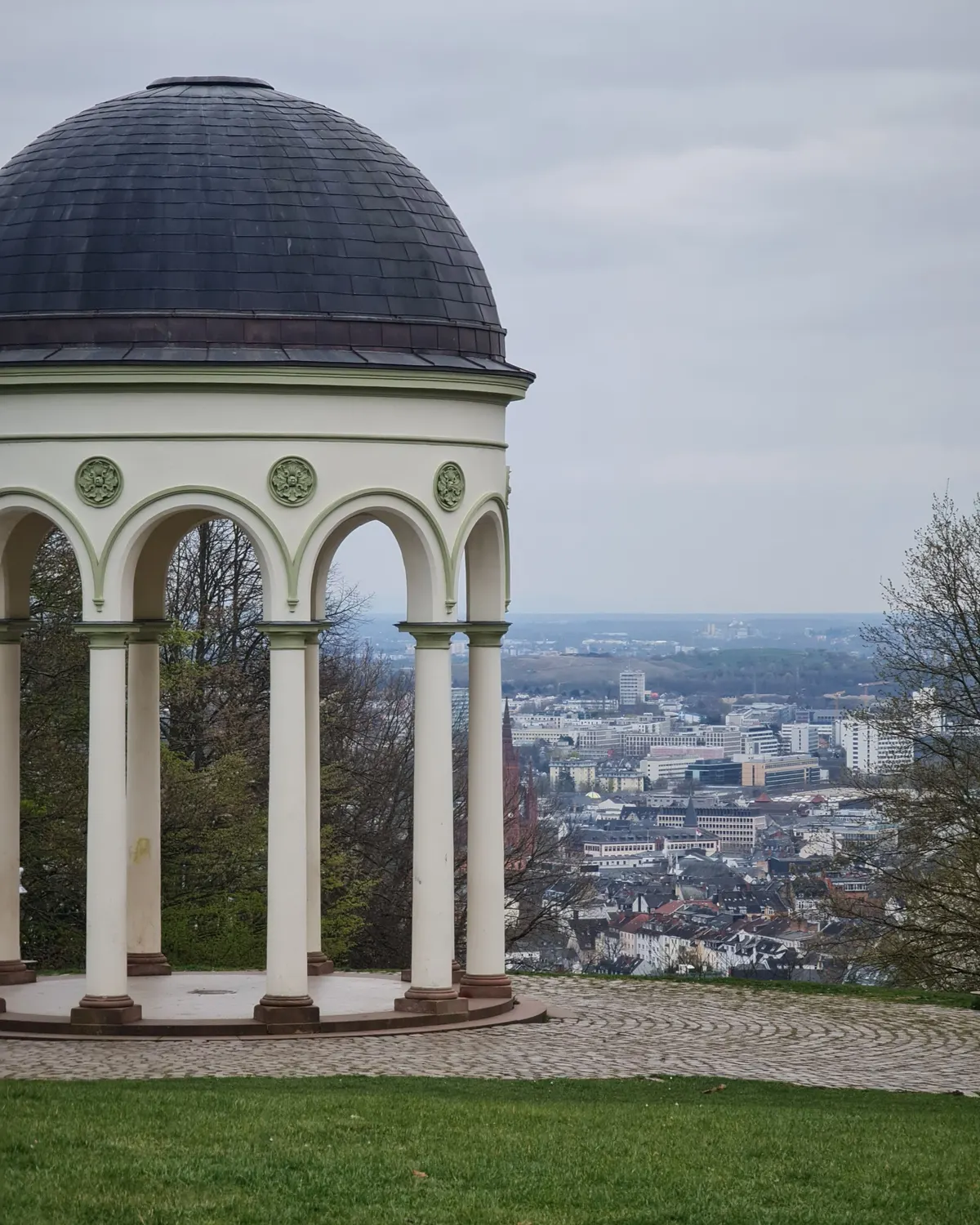 Der Monopteros auf dem Neroberg mit Blick über die Stadt