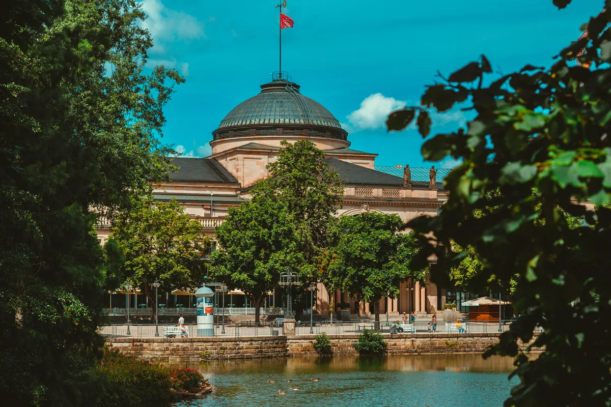 Das Kurhaus mit seiner Kuppel, gesehen über den Weiher im Kurpark