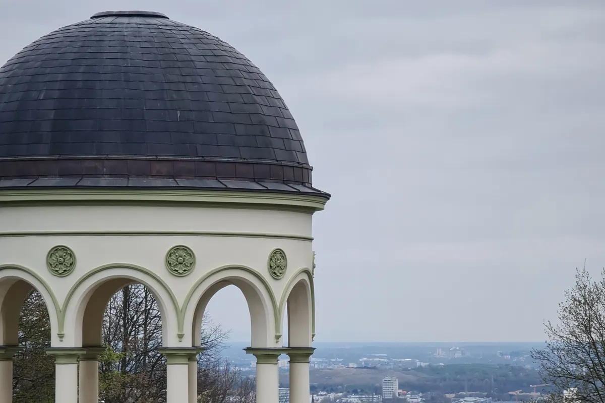 Der Monopteros auf dem Neroberg mit Blick über die Stadt