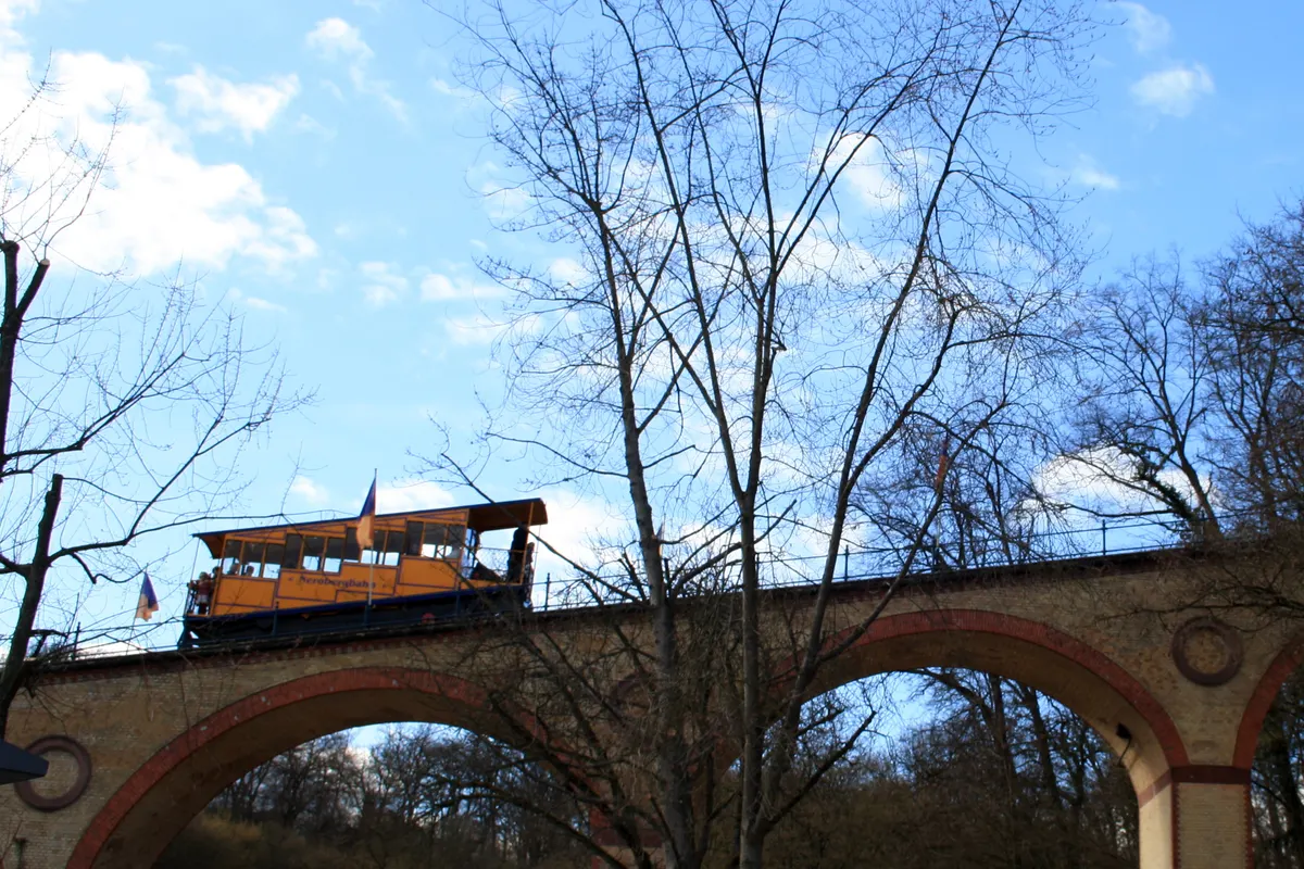 Ein Wagen der Nerobergbahn auf dem Viadukt über dem Nerotal