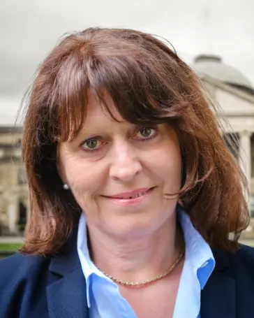 Anneli Laufenberg, im Hintergrund das Kurhaus