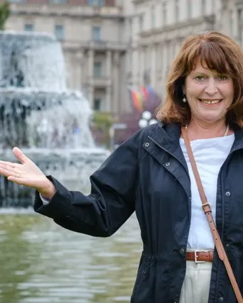 Anneli Laufenberg vor dem Brunnen auf dem Bowling Green
