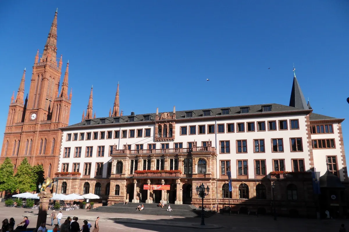 Der Schlossplatz mit dem Neuen Rathaus und dem Turm der Marktkirche