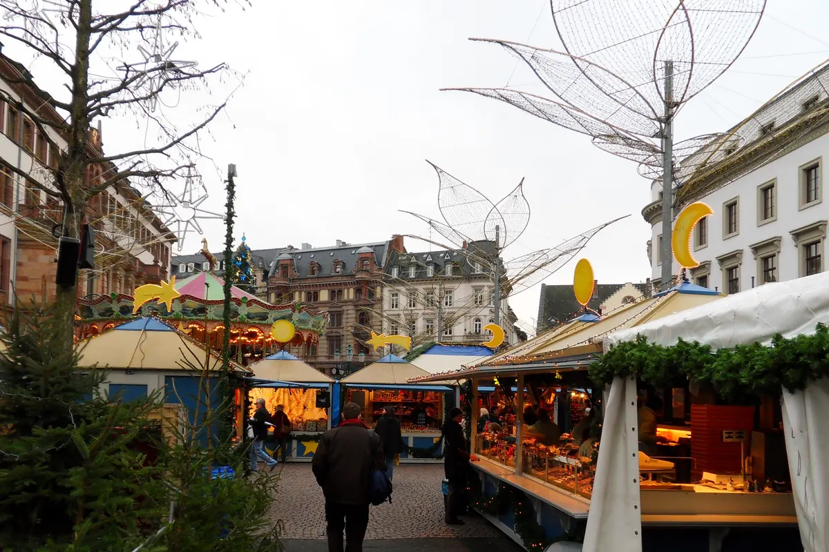 Buden und beleuchtete Sterne des Sternschnuppen Marktes in der Adventszeit